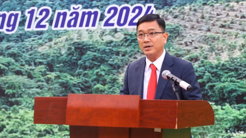 Đồng chí Tô Trọng Thiện, Chủ tịch Ủy ban nhân dân huyện Mường Ảng thông tin về tiến độ triển khai các hạng mục dự án.