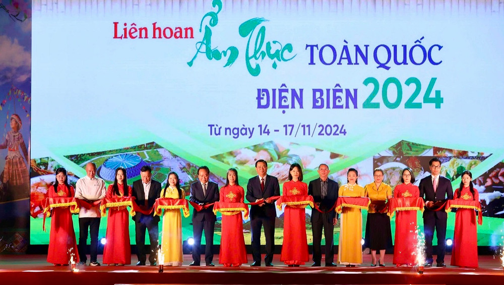 Đại biểu là lãnh đạo Bộ Văn hóa, Thể thao và Du lịch cùng đại diện lãnh đạo tỉnh Điện Biên cắt băng khai mạc Liên hoan Ẩm thực toàn quốc. 