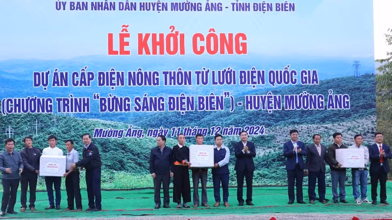 Các đồng chí lãnh đạo Tỉnh ủy, Ủy ban nhân dân tỉnh Điện Biên tặng quà, động viên nhân dân ba bản: Chan 3, Nậm Cứm, Pơ Mu ở huyện Mường Ảng.