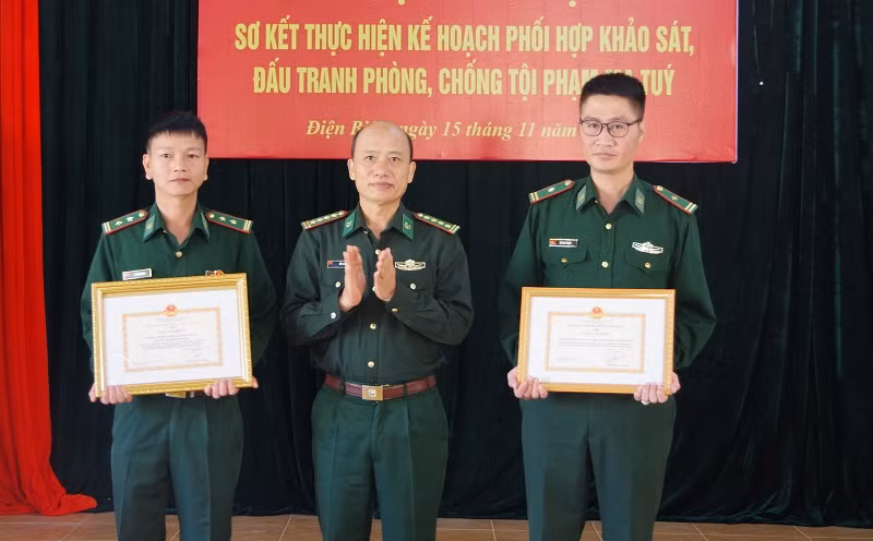 Đại tá Vừ A Khua, Phó Chỉ huy trưởng Bộ Chỉ huy Bộ đội Biên phòng tỉnh Điện Biên trao giấy khen tặng hai tập thể có nhiều thành tích trong đấu tranh chống tội phạm ma túy.