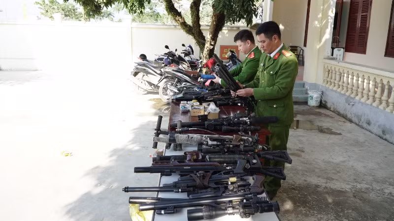 Công an Điện Biên kiểm tra súng PCP nén hơi sau khi tiếp nhận từ người dân.