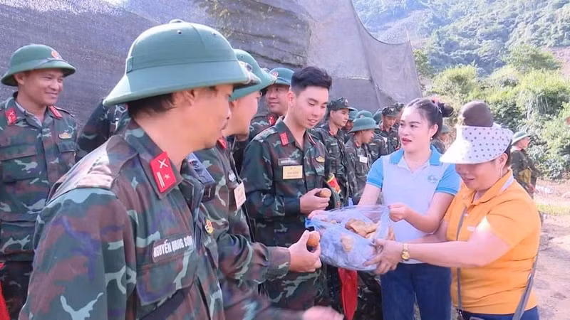 Nhân dân các dân tộc huyện Mường Ảng hỗ trợ, động viên các lực lượng tham gia diễn tập.