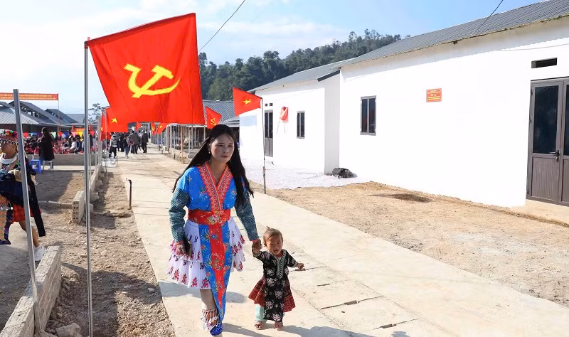 Người dân điểm bản Huổi Ké về nhà mới.