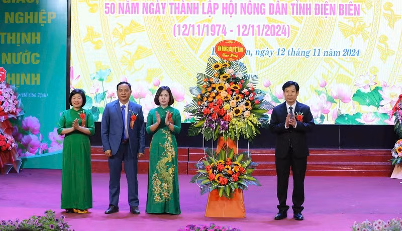 Đồng chí Nguyễn Xuân Định, Phó Chủ tịch Ban chấp hành Trung ương Hội Nông dân Việt Nam tặng hoa chúc mừng Hội Nông dân tỉnh Điện Biên.