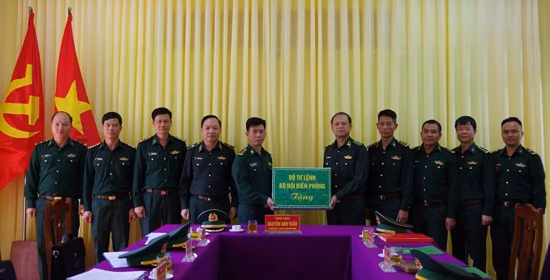 Trung tướng Nguyễn Anh Tuấn cùng đoàn công tác trao quà, động viên cán bộ, chiến sĩ Đồn Biên phòng Mường Mươn.