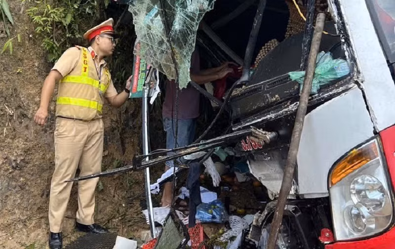 Lực lượng cảnh sát giao thông khẩn trương có mặt ở hiện trường vụ tai nạn để hỗ trợ người bị nạn và phân luồng giao thông.