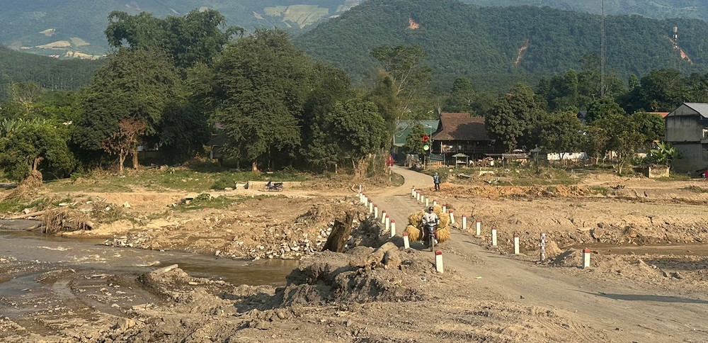 Hằng ngày phải đi lại qua cầu tạm Nậm Pồn, nhưng hàng nghìn người dân và học sinh rất lo lắng.