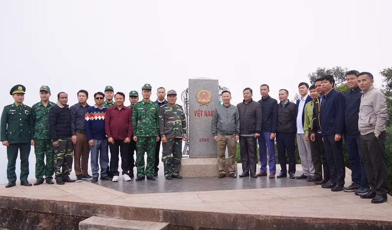 Quang cảnh buổi khảo sát, hội đàm trên thực địa.