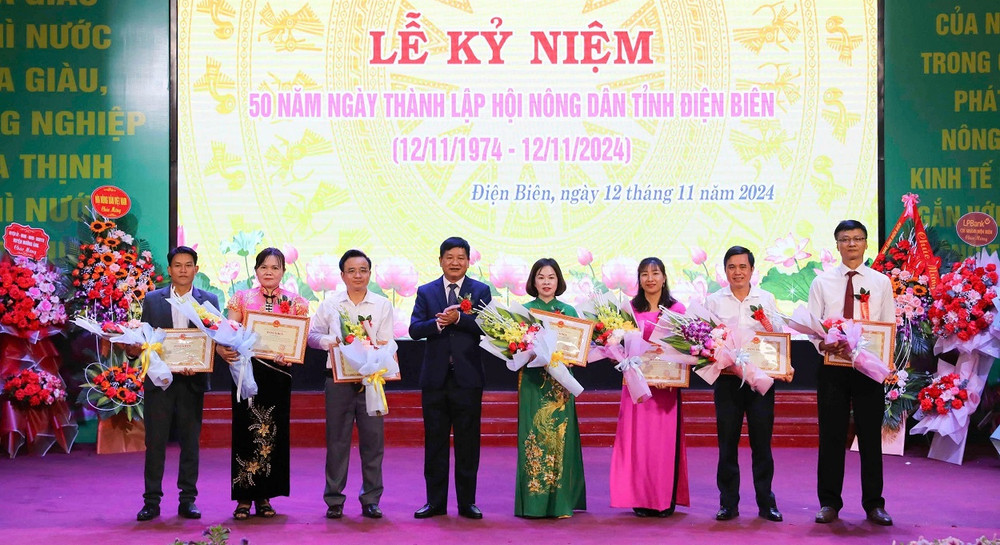 Đồng chí Lê Thành Đô, Chủ tịch Ủy ban nhân dân tỉnh Điện Biên trao Bằng khen tặng các tập thể, cá nhân Hội Nông dân tỉnh có nhiều đóng góp trong các phong trào thi đua phát triển kinh tế-xã hội tại Điện Biên.
