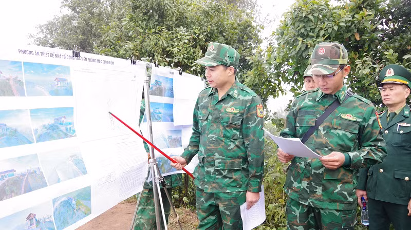 Đoàn công tác liên ngành hai tỉnh khảo sát các vị trí xây dựng trên thực địa.