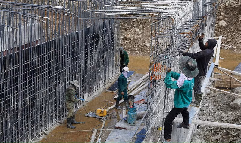 Công nhân các đơn vị đang nỗ lực thi công "ba ca bốn kíp" tại công trình khẩn cấp.