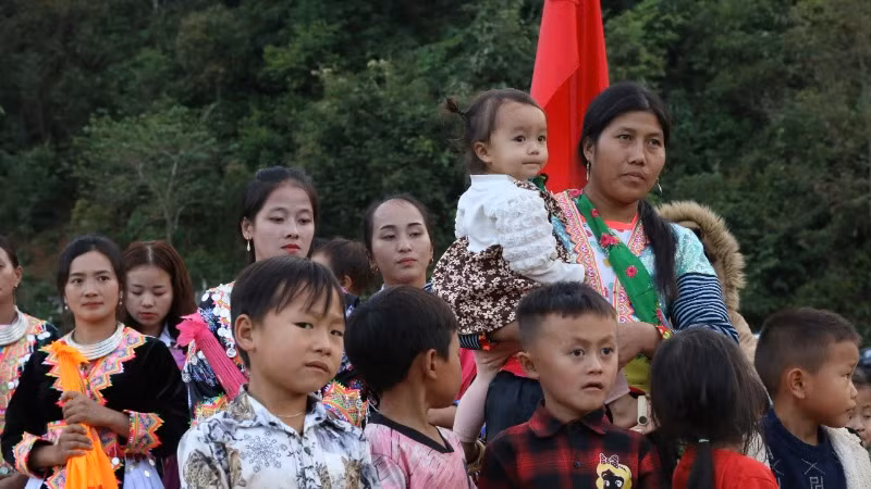 Rất nhiều trẻ em ở bản Chan 3 bày tỏ vui mừng khi chứng kiến lễ khởi công dự án cấp điện về cho bản.