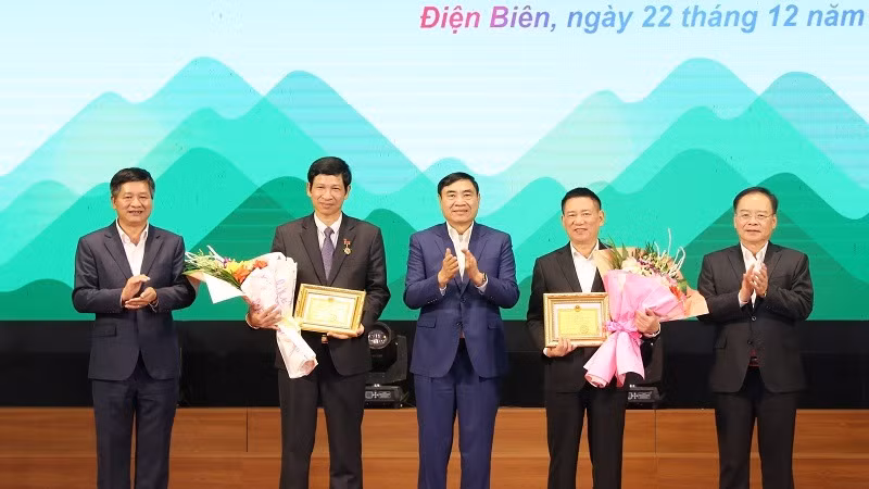 Đồng chí Trần Quốc Cường, Bí thư Tỉnh ủy Điện Biên cùng các đồng chí lãnh đạo tỉnh Điện Biên trao Kỷ niệm chương của tỉnh Điện Biên tặng đồng chí Phó Thủ tướng Hồ Đức Phớc và đồng chí Hồ An Phong, Thứ trưởng Văn hóa, Thể thao và Du lịch.