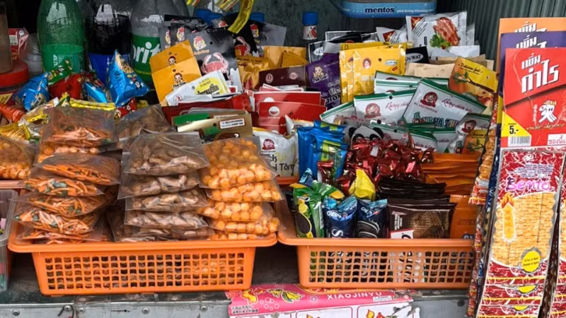 Tuy không có nguồn gốc xuất xứ rõ ràng thế nhưng pháo "củ tỏi nổ" vẫn được các chủ hàng bày bán công khai như các đồ ăn thông thường khác tại nhiều trường học tại huyện Điện Biên.