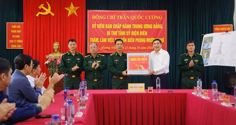Đồng chí Trần Quốc Cường, Ủy viên Trung ương Đảng, Bí thư Tỉnh ủy Điện Biên tặng quà cán bộ, chiến sĩ Đồn Biên phòng Mường Nhé.