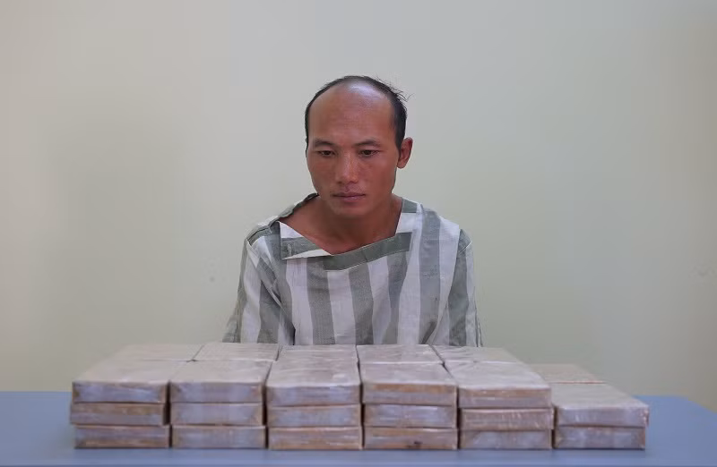 Đối tượng Vàng A Bênh cùng tang vật khi bị lực lượng chức năng bắt giữ.