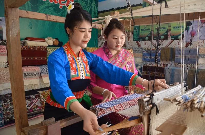 Phụ nữ dân tộc Lào bên khung dệt truyền thống của dân tộc.