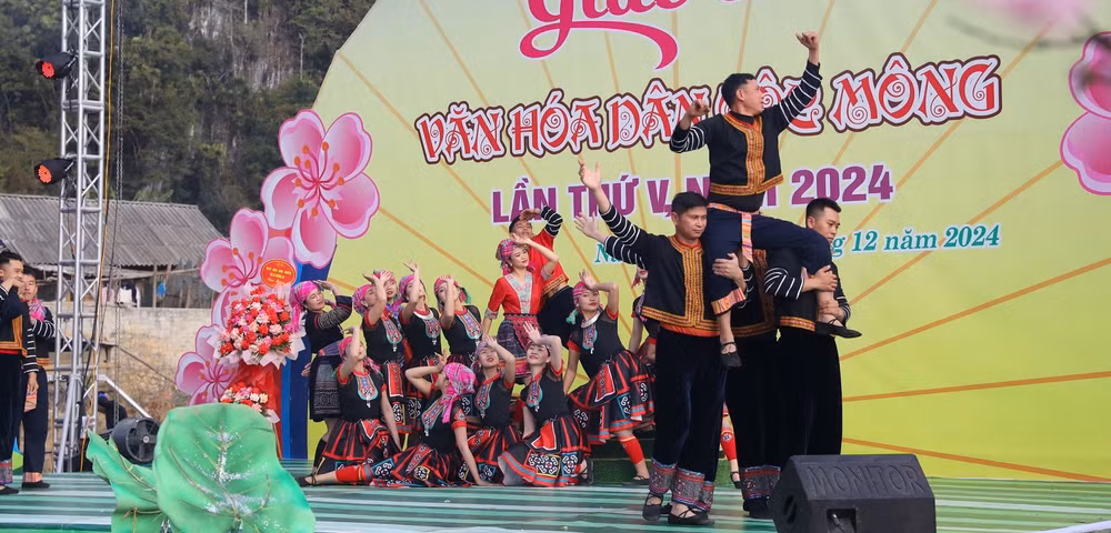 Được mùa, cuộc sống ngày càng ấm no, những ngày này bà con đồng bào dân tộc thiểu số tỉnh Điện Biên hân hoan đón xuân mới về...