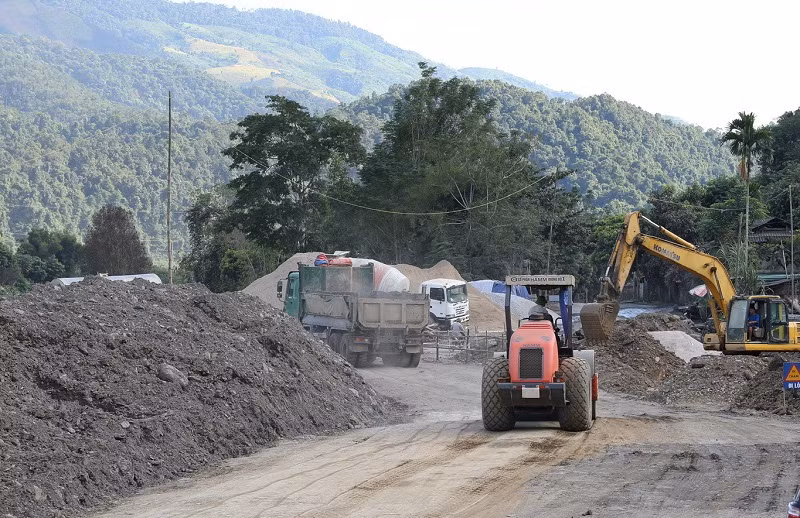 Các đơn vị thi công đã đưa rất nhiều máy móc, phương tiện phục vụ thi công công trình khẩn cấp bảo đảm giao thông ở Mường Pồn.