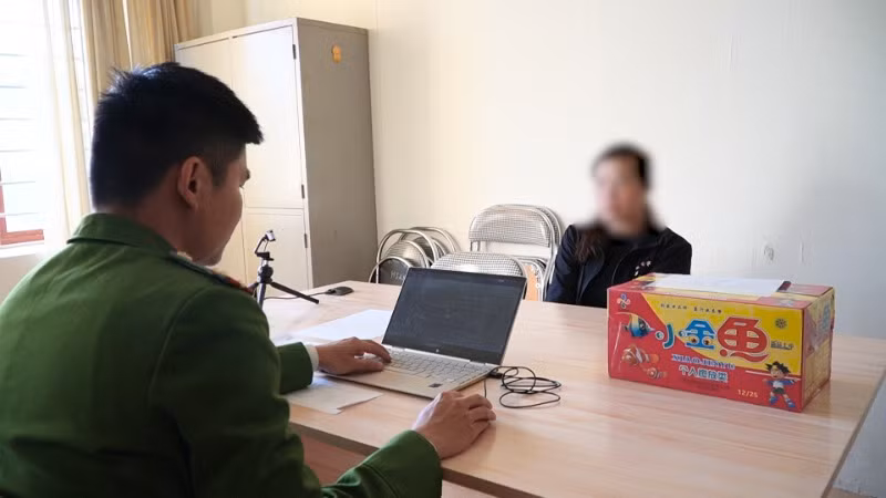 Công an huyện Điện Biên triệu tập đối tượng bán pháo "củ tỏi nổ" để làm rõ hành vi mua bán pháo không có nguồn gốc xuất xứ.