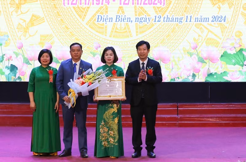 Đồng chí Nguyễn Xuân Định, Phó Chủ tịch Ban chấp hành Trung ương Hội Nông dân Việt Nam trao Bằng khen của Trung ương Hội Nông dân Việt Nam tặng Hội Nông dân tỉnh Điện Biên.