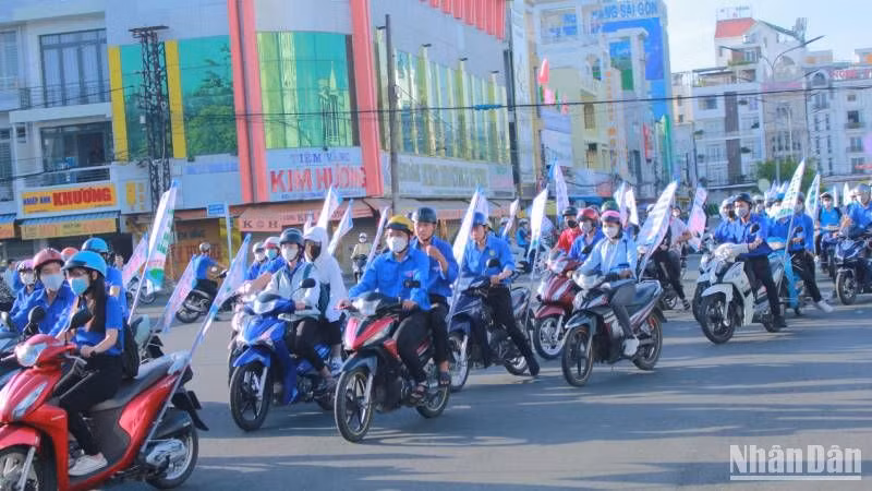 Các đoàn viên xuất phát thực hiện công trình trọng điểm.