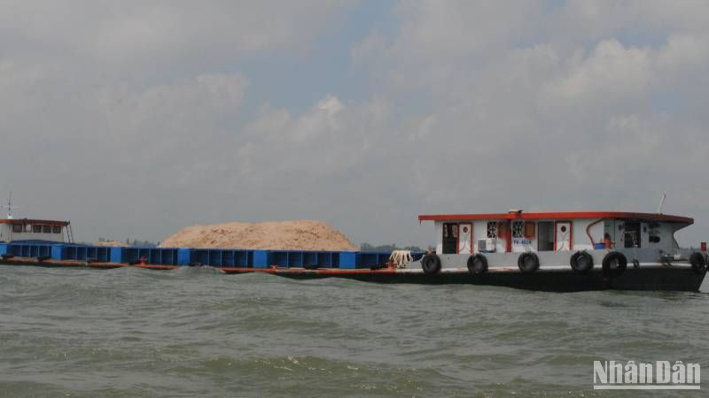 Sà lan vận chuyển cát trên sông Hậu thuộc địa bàn tỉnh An Giang.