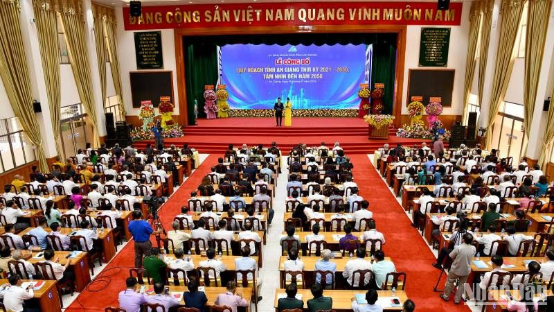 Quanh cảnh lễ công bố.