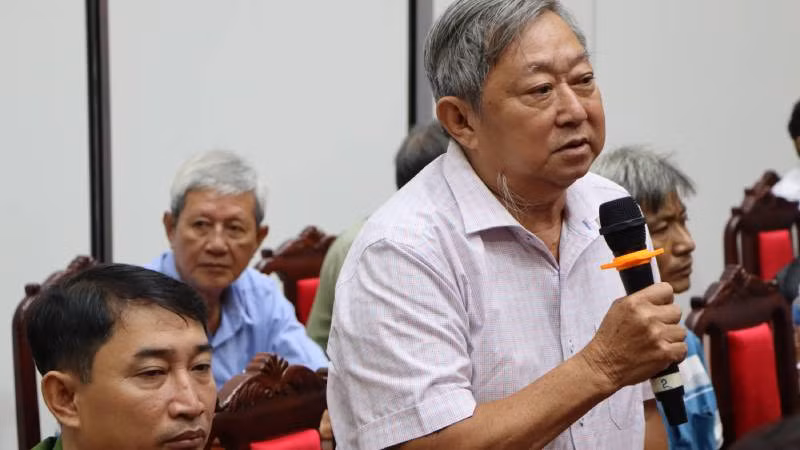 Cử tri phát biểu ý kiến tại buổi tiếp xúc.