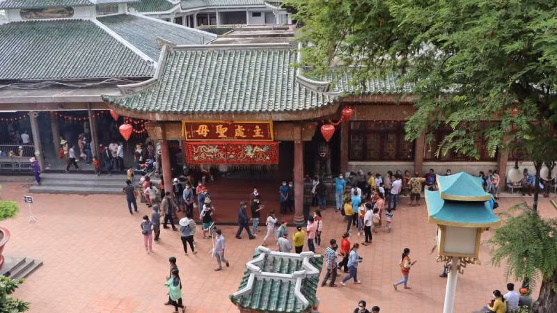 Miếu Bà Chúa Xứ núi Sam mỗi năm đón hàng triệu lượt khách tham quan.