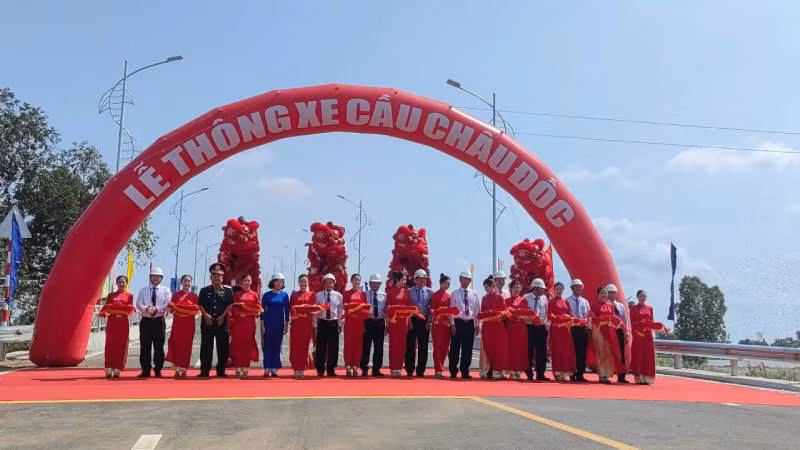 Lễ thông xe cầu Châu Đốc.