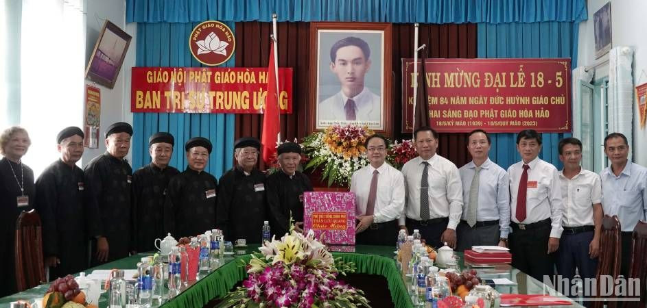 Chúc mừng 84 năm Ngày khai sáng đạo Phật giáo Hòa Hảo.