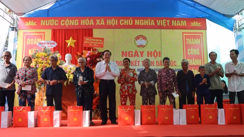 Đồng chí Phan Đình Trạc tặng quà cho gia đình chính sách, gia đình khó khăn