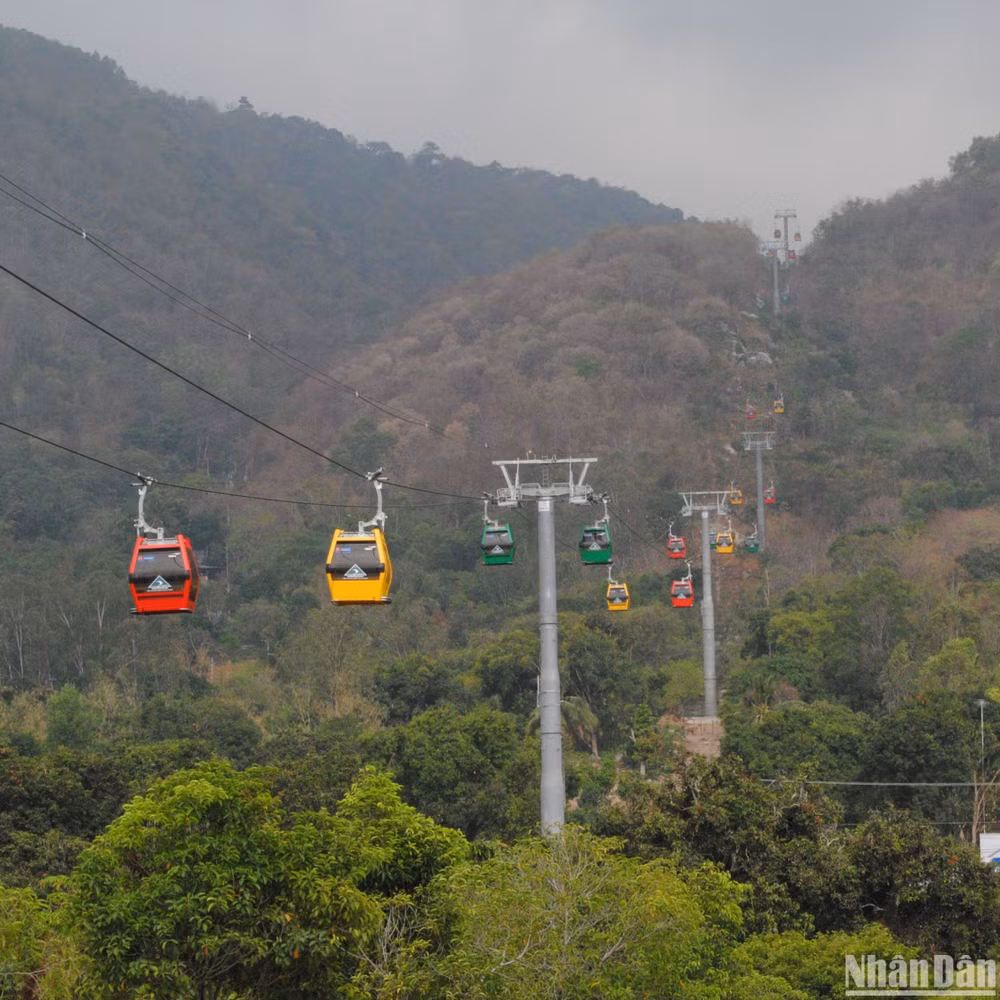 Khu du lịch Núi Cấm thu hút du khách tham quan.