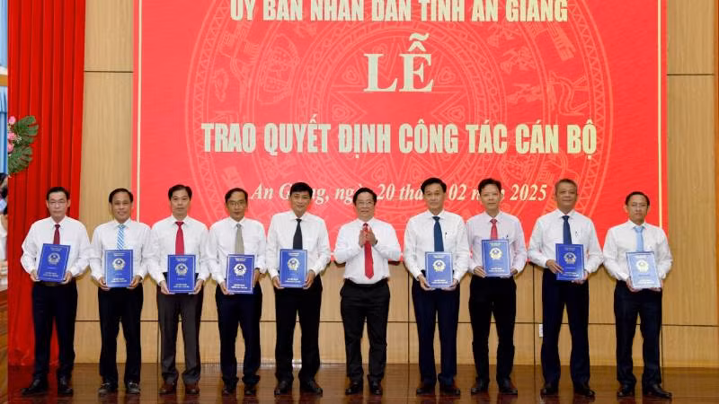 Đồng chí Hồ Văn Mừng trao quyết định cho các cán bộ.