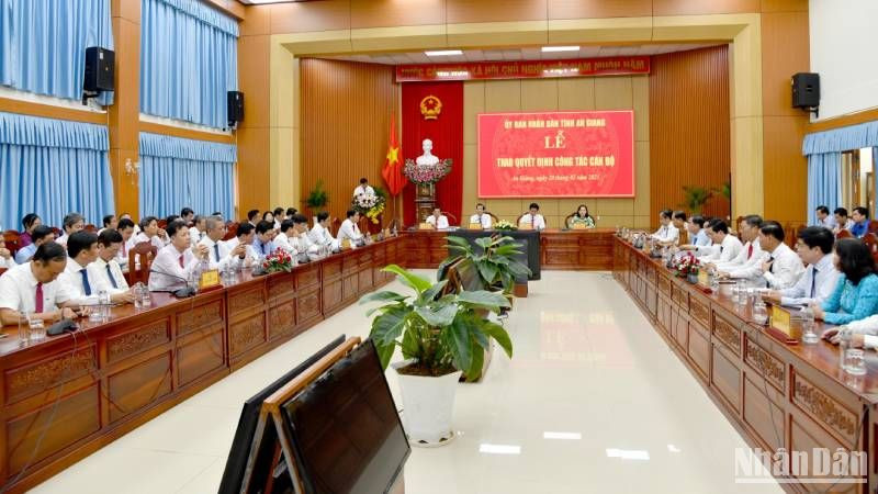 Quang cảnh lễ trao quyết định cán bộ.