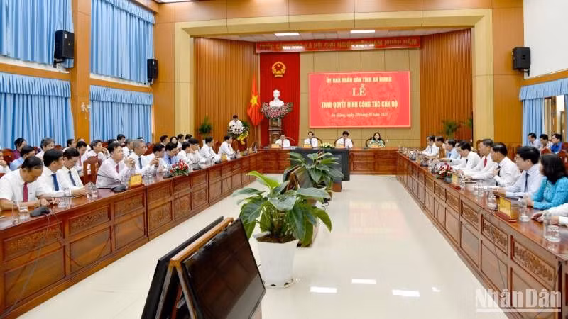 Quang cảnh lễ trao quyết định cán bộ.