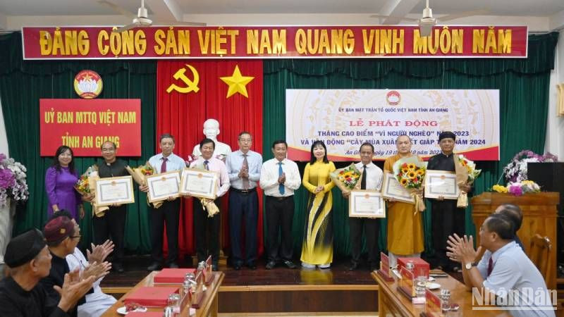Lãnh đạo tỉnh An Giang tặng bằng khen cho các tổ chức, tôn giáo, cá nhân đóng góp Quỹ "Vì người nghèo" năm 2023