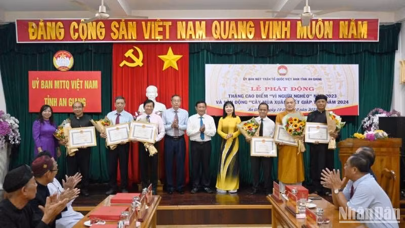 Lãnh đạo tỉnh An Giang tặng bằng khen cho các tổ chức, tôn giáo, cá nhân đóng góp Quỹ "Vì người nghèo" năm 2023