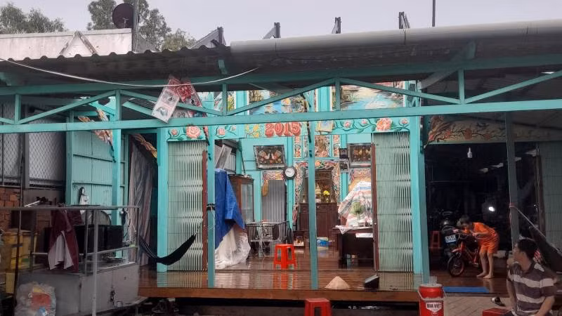 Nhiều nhà dân bị tốc mái.