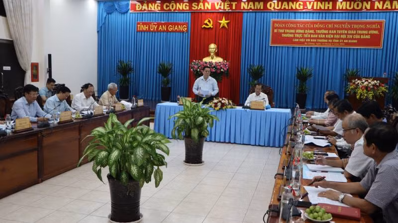 Quang cảnh buổi làm việc