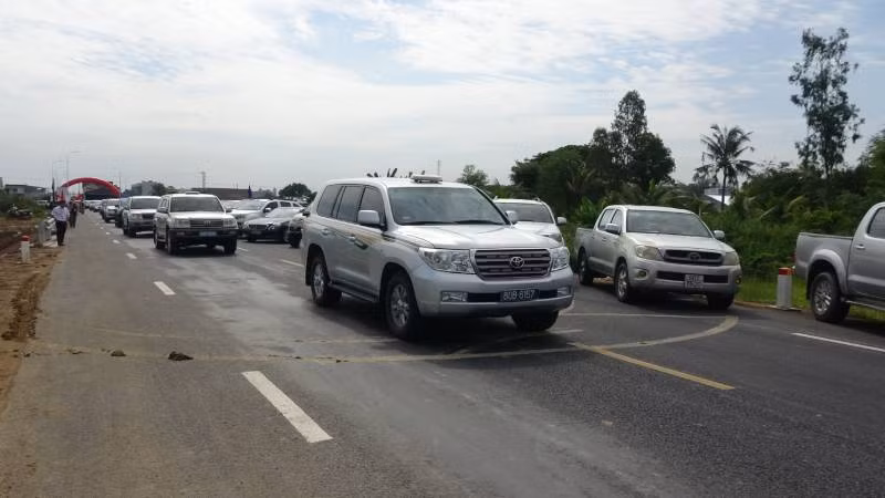 Xe ô-tô lưu thông trên tuyến tránh Long Xuyên.