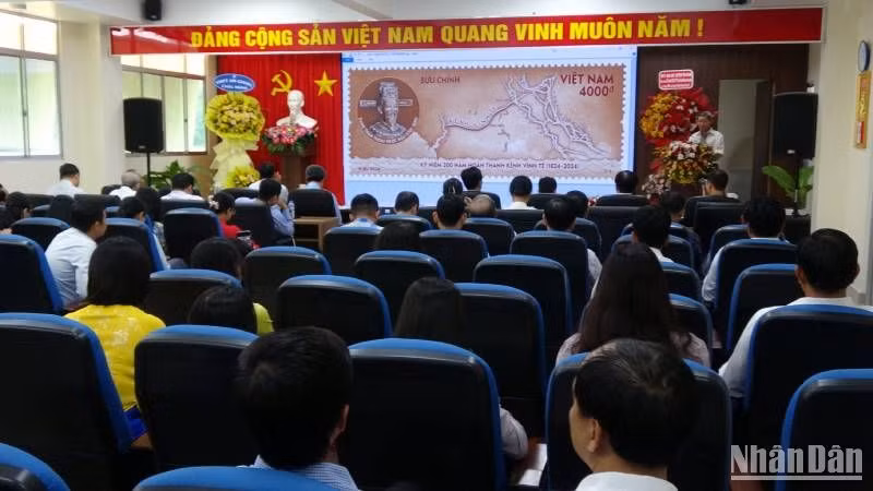 Quang cảnh lễ công bố phát hành bộ tem kênh Vĩnh Tế