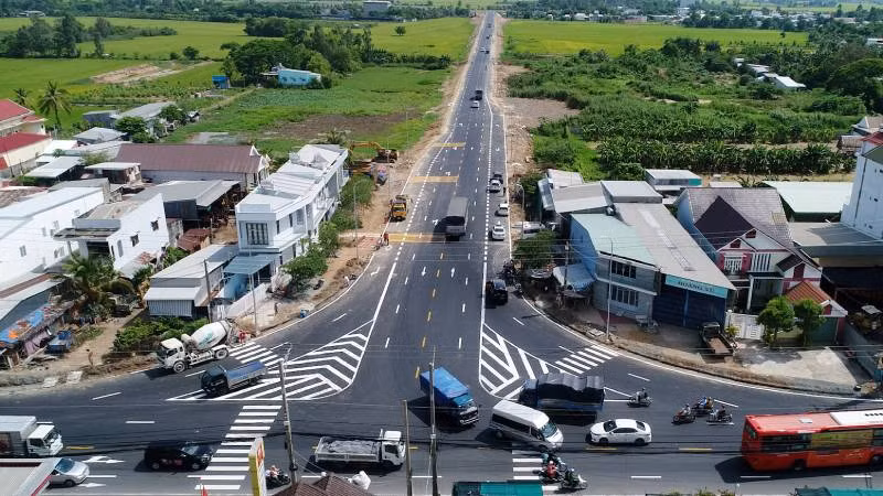 Giao điểm tuyến tránh với quốc lộ 91 chưa lắp đèn giao thông tiềm ẩn nguy hiểm.