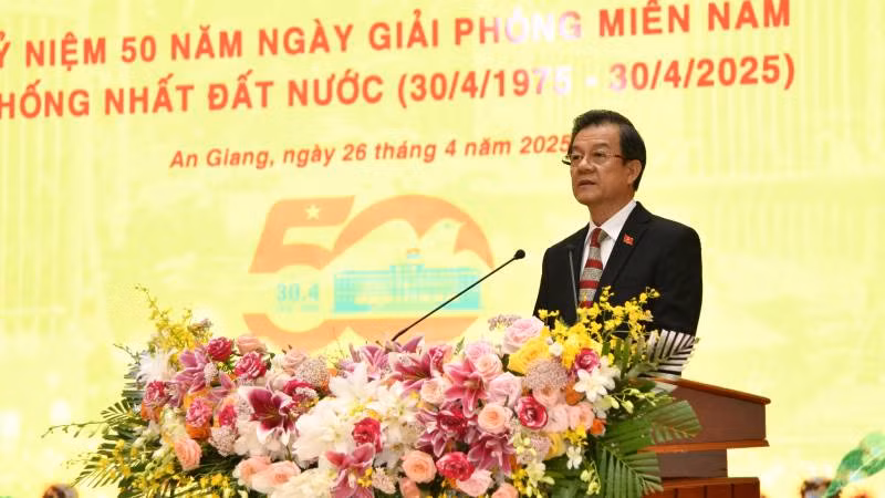 Bí thư Tỉnh ủy An Giang Lê Hồng Quang phát biểu tại buổi họp mặt