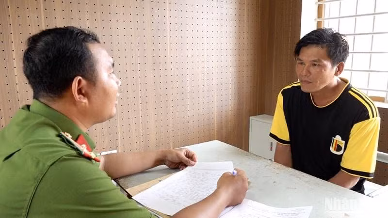Công an bắt giữ Trần Minh Quân (bên phải) để điều tra về hành vi gây rối trật tự công cộng.