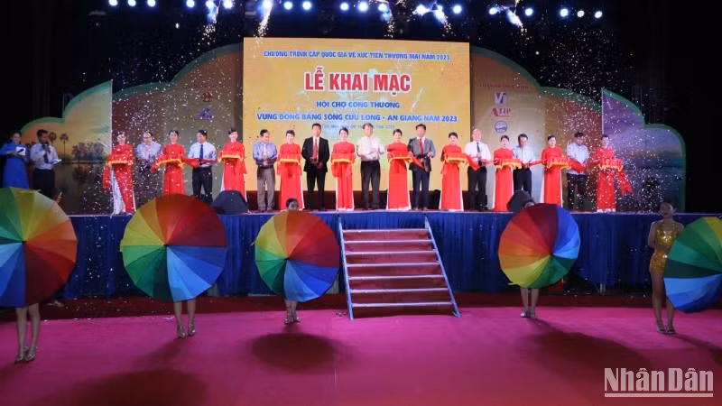 Quang cảnh khai mạc hội chợ