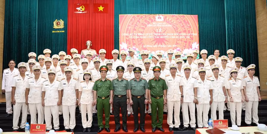 Ban Giám đốc Công an tỉnh An Giang chụp ảnh cùng các đồng chí Công an xin nghỉ theo nguyện vọng.