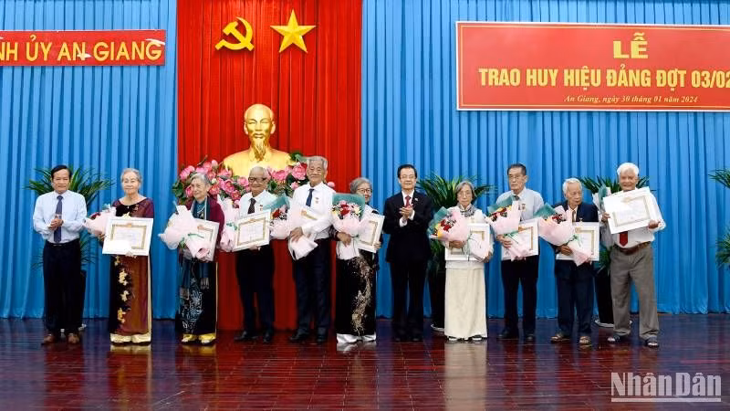 Đồng chí Lê Hồng Quang trao Huy hiệu Đảng tặng các đảng viên cao niên tuổi Đảng.