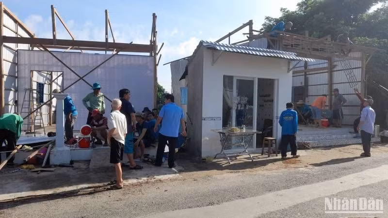 Di dời các căn nhà trong khu vực nguy cơ sạt lở ở xã Long Giang.